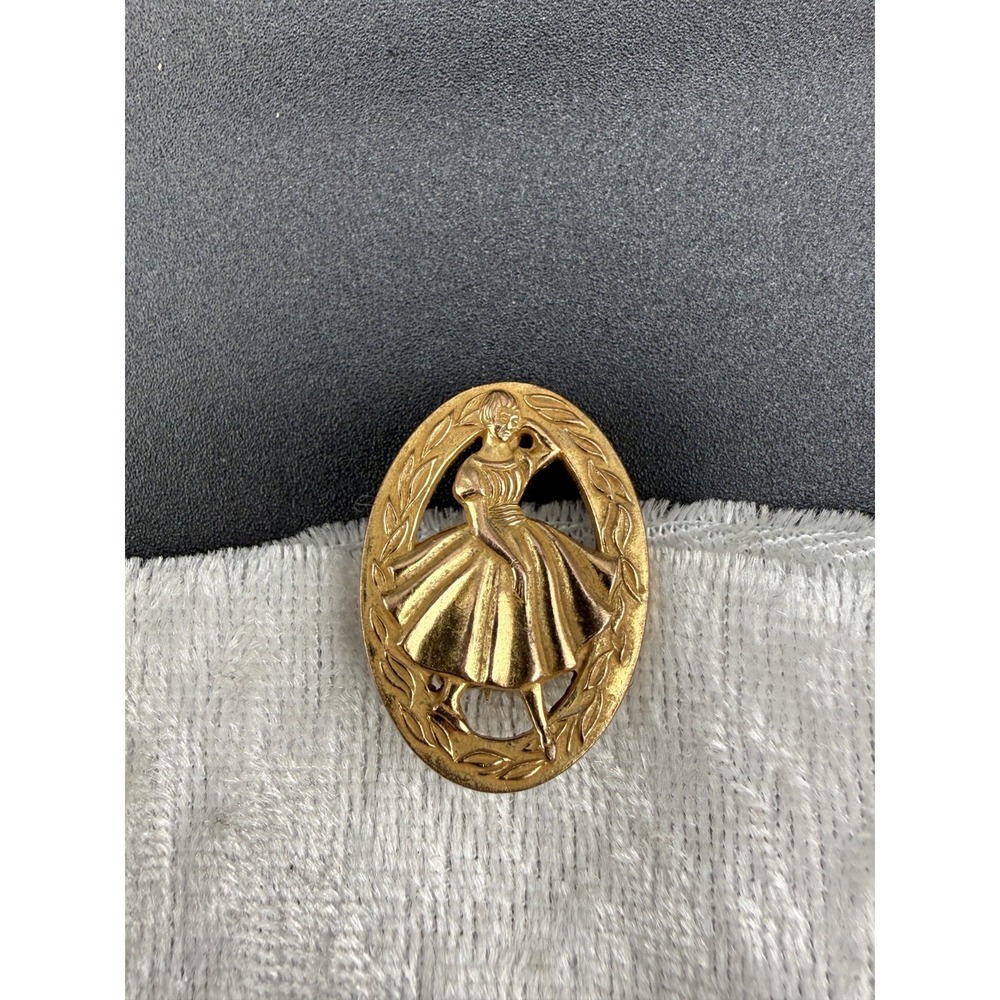 Vintage Singer Young Style Maker Contest Brooch Gold‎ Tone Signed